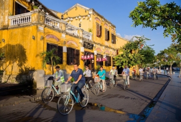 Ciclismo en el campo de Hoian (D, A)