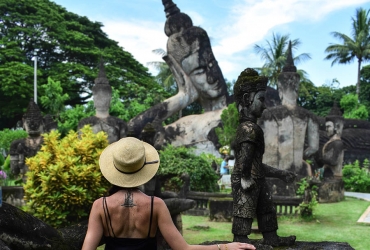 Vientiane - Parque de Buda - Vuelo a Luang Prabang (D)