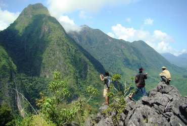 Descenso de la montaña a Nong Khiaw (D, A, C)